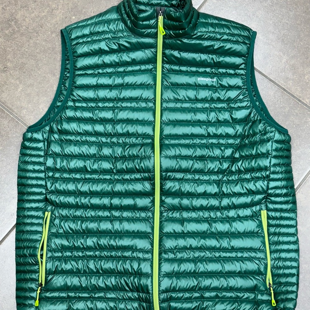 Mens Patagonia Ultralight Down Vest - 2XL - Green with lime green accents NWOT